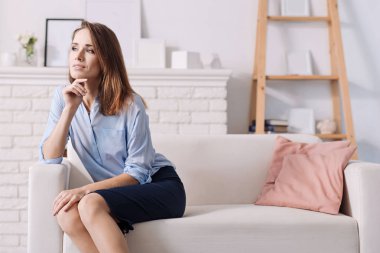 onun odasına kanepede oturan kadın