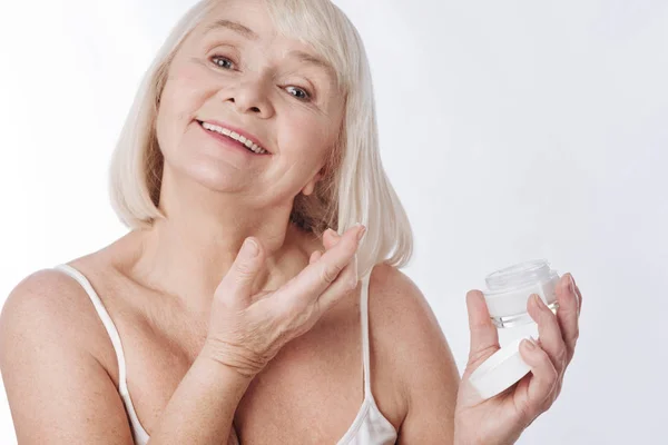 Kadın yüz kremi uygulandıktan — Stok fotoğraf