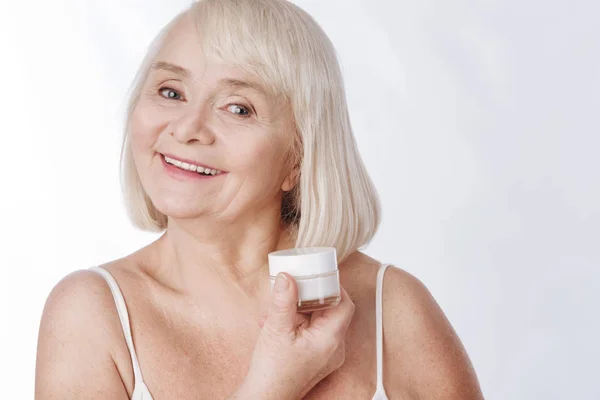 Mujer luchando con arrugas — Foto de Stock