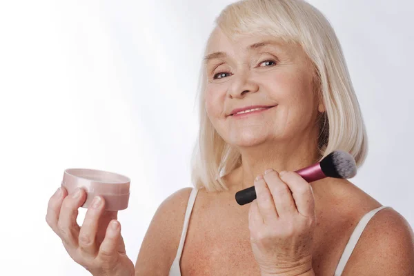 Mujer usando un cepillo de maquillaje — Foto de Stock