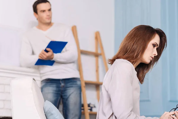 Mujer que tiene una consulta con el psicólogo — Foto de Stock