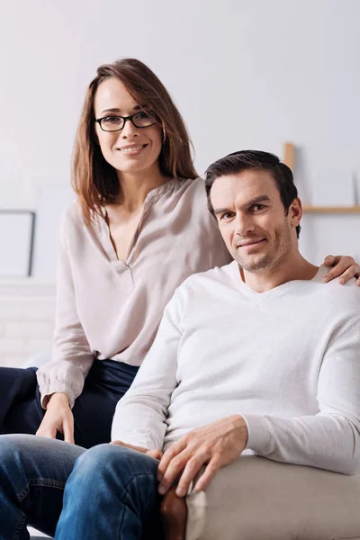 Feliz pareja encantada sentados en casa juntos —  Fotos de Stock