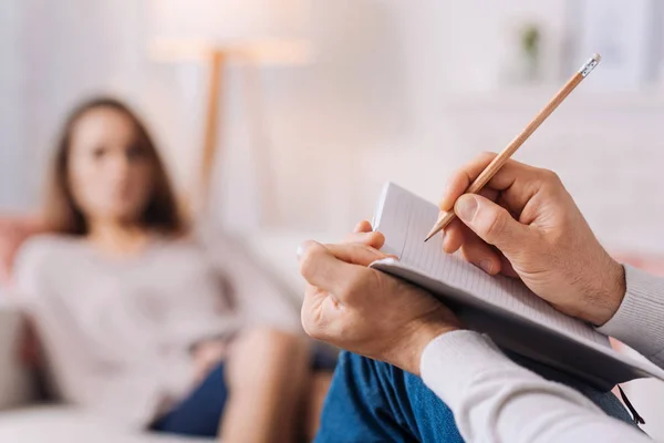 Psicólogo que realiza una consulta — Foto de Stock