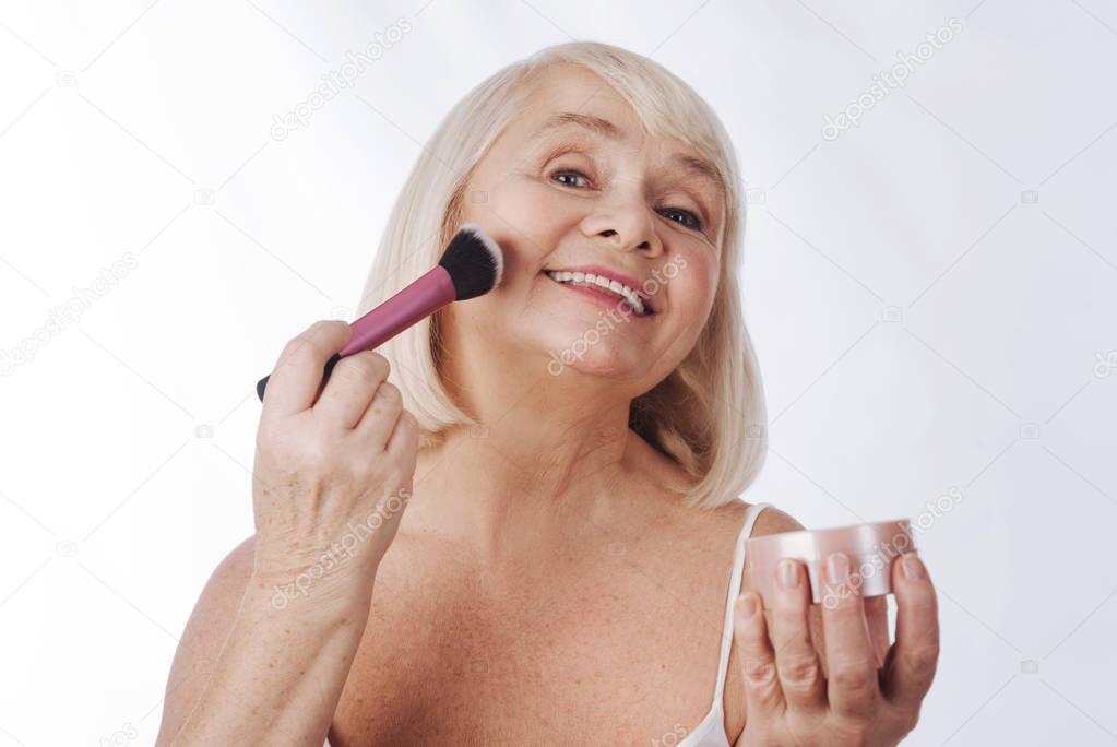 woman using a cosmetic brush