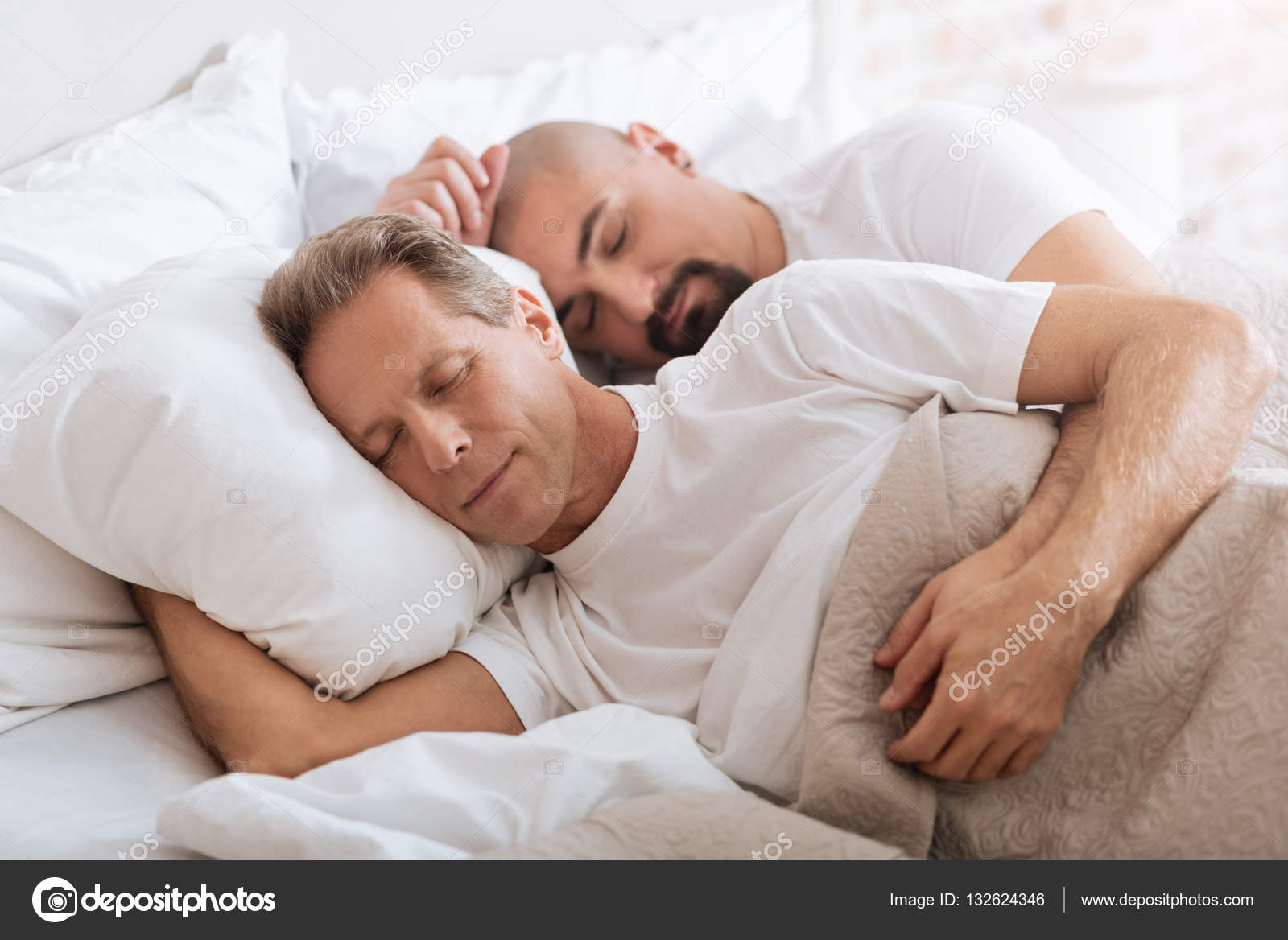 Мужчины спят вместе