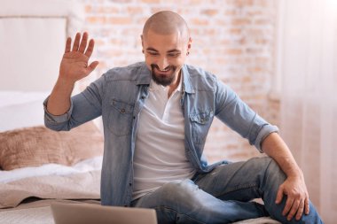 Internet üzerinden sohbet memnun sakallı adam