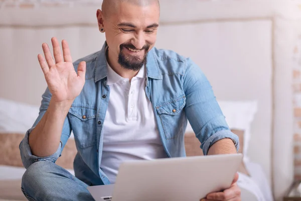 Homme barbu souriant ayant la conversation via Internet — Photo