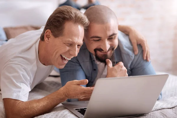 Amici gioiosi che guardano video a casa — Foto Stock