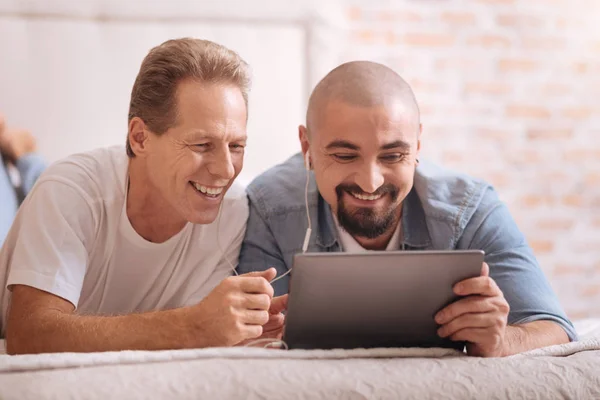 Geamuseerd twee mannen samen video's bekijken — Stockfoto