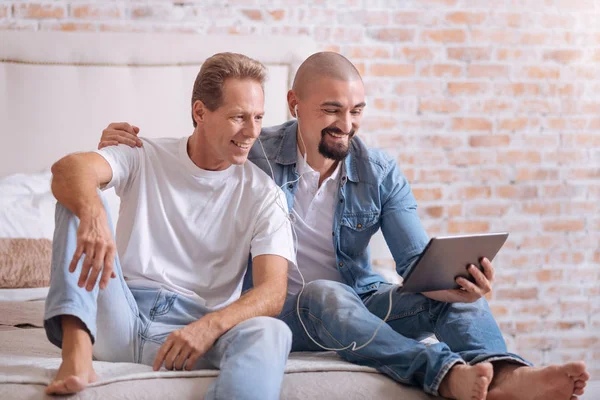 Positivo gay pareja viendo película en la tableta — Foto de Stock