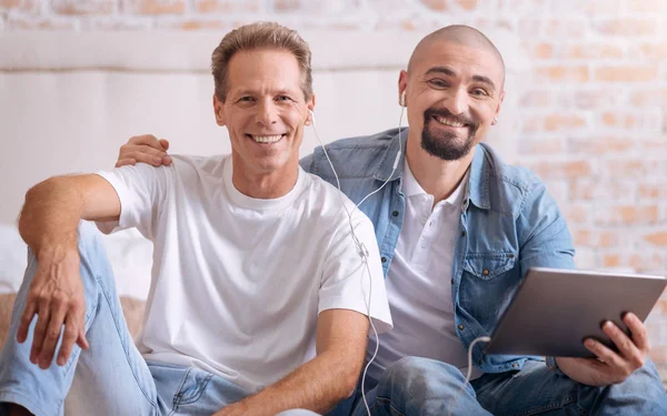 Positieve vrienden uitgaven vrolijk het weekend samen — Stockfoto