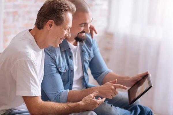 Délicieux couple gay surfer sur Internet sur la tablette — Photo