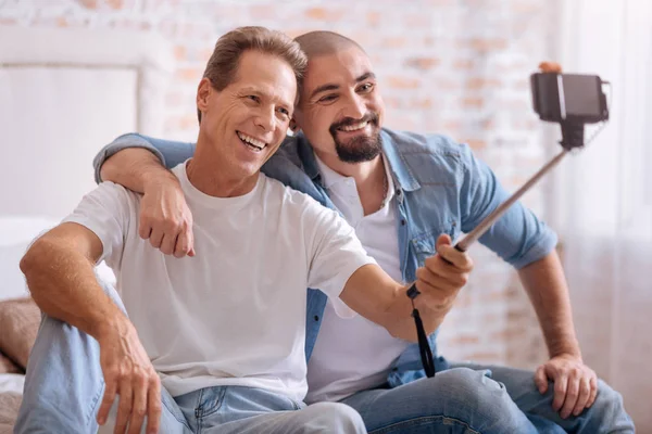 Amigos sorridentes tirando selfie em casa — Fotografia de Stock