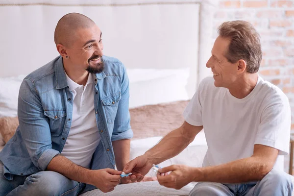 Des amis joyeux jouant dans un jeu de puzzle à la maison — Photo