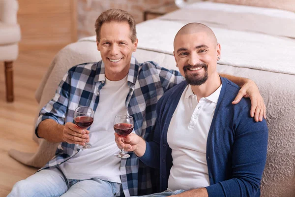 Deliziato gay coppia bere vino in il camera da letto — Foto Stock