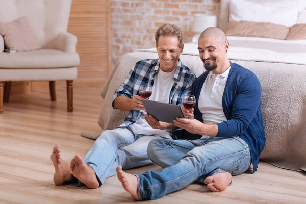 Encantado casal homossexual beber vinho e se divertir — Fotografia de Stock