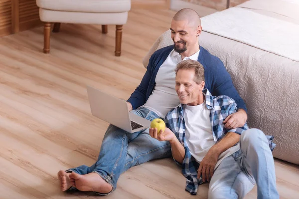 Gay casal passar o fim de semana juntos — Fotografia de Stock