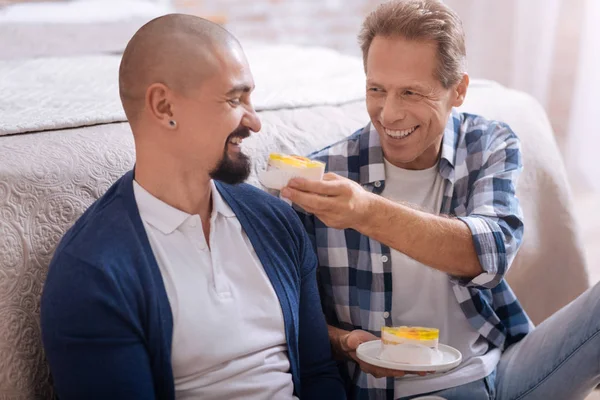 Задоволена гомосексуальна пара їсть кекси разом — стокове фото