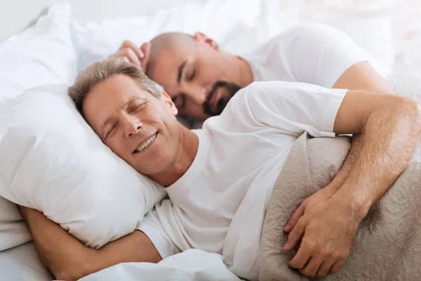 Agradable pareja no tradicional durmiendo juntos — Foto de Stock