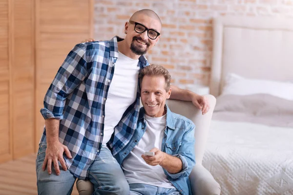 Positivo homossexual casal assistindo televisão juntos — Fotografia de Stock