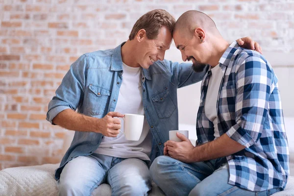 Casal homossexual pacífica abraçando em casa — Fotografia de Stock