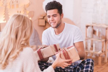 onların hediye alışverişi Çift