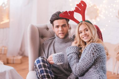 Hoş mutlu çift birlikte koltukta, sarılma