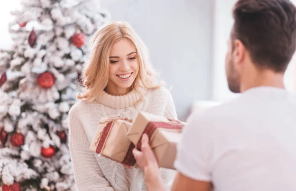Пара дарит друг другу рождественские подарки — стоковое фото