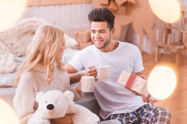 Knappe brunette man met thee met zijn vriendin — Stockfoto