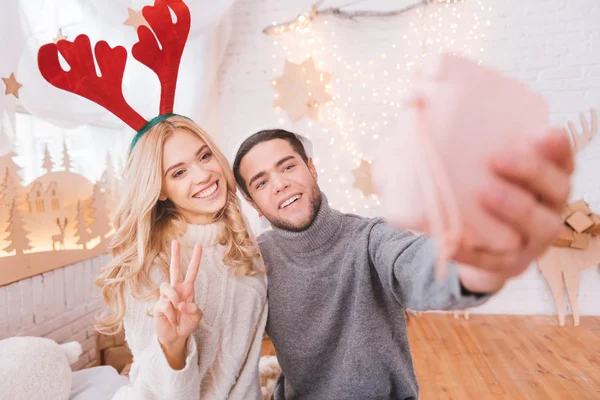 Jó látszó kellemes ember vesz egy selfie — Stock Fotó
