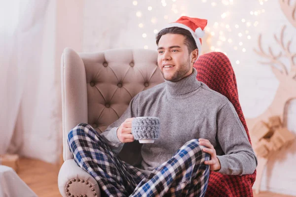 Knappe gelukkig man dragen een kerstmuts — Stockfoto