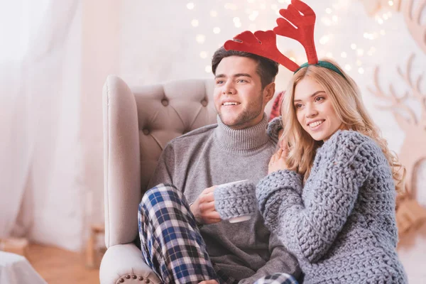 Encantada buena pareja divirtiéndose juntos — Foto de Stock