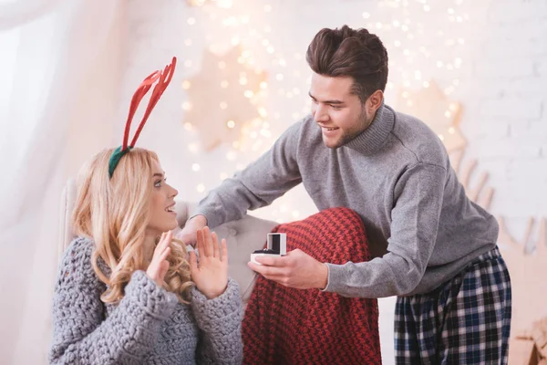 Pozitivní milý muž ukazuje svou přítelkyni zásnubní prsten — Stock fotografie