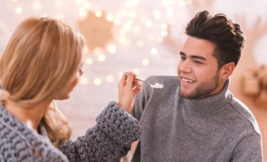 Sevimli sevgi dolu kadın erkek arkadaşı hakkında bakım