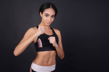 Yumruklarını gösterilen genç ciddi esmer