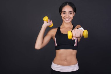 Kasları sallanan iyimser çalışkan kız