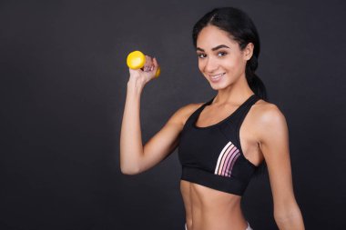 Çekici genç kadın kaldırma halter