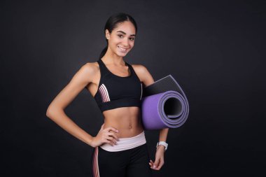 Bir mat ile poz olumlu memnun kadın