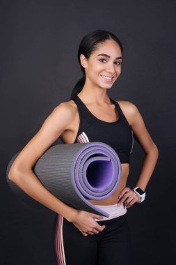 Neşeli genç sporcumuz Fitness mat ile poz
