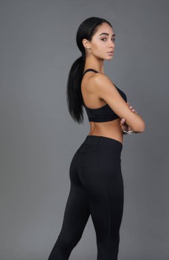 Kibirli genç kadın geçerken eller göğüs