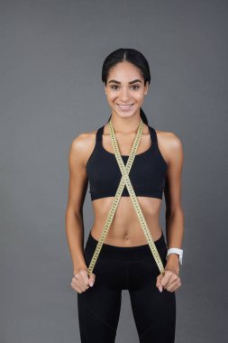 Kaset elinde duran genç gülümseyen kadın