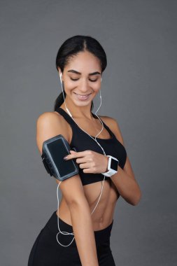 Çekici sporcumuz Fitness örneğini seyir telefon ile
