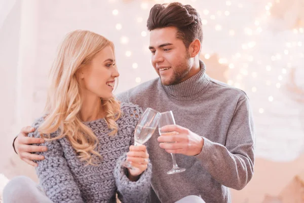 Feliz casal agradável beber champanhe — Fotografia de Stock