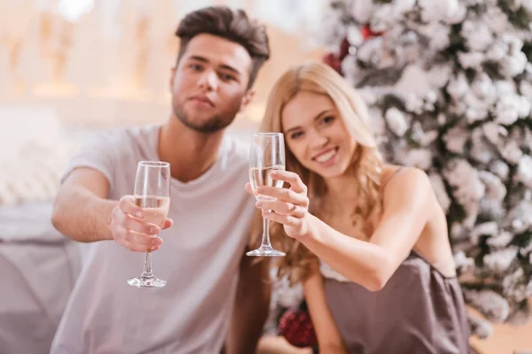 Encantada pareja alegre sosteniendo copas de champán — Foto de Stock