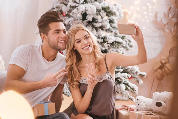 Joyeux couple positif prenant selfies — Photo