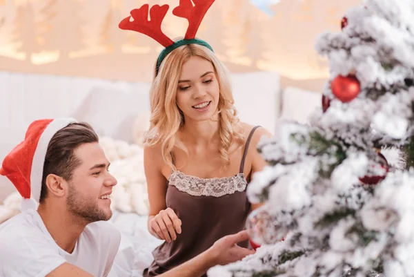 Mujer guapa y guapa preparándose para Navidad — Foto de Stock