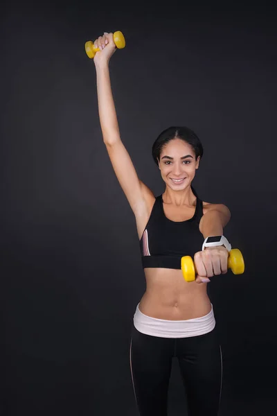 Mooie brunette die zich voordeed tijdens de training — Stockfoto