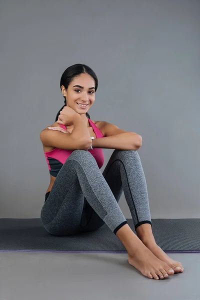 Attractive sportswoman smiling — Stock Photo, Image