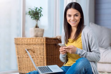 Gülümseyen kadın belgili tanımlık hareket eden kullanma