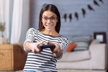 kadın evde oyun oynarken